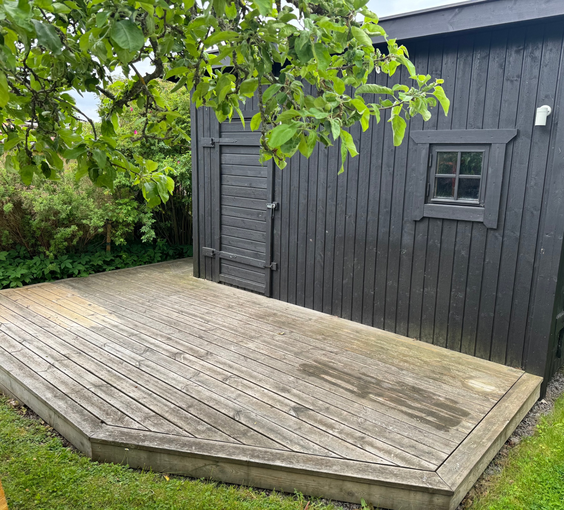 Före altantvätt – Altan i Linköping av Altano i Linköping