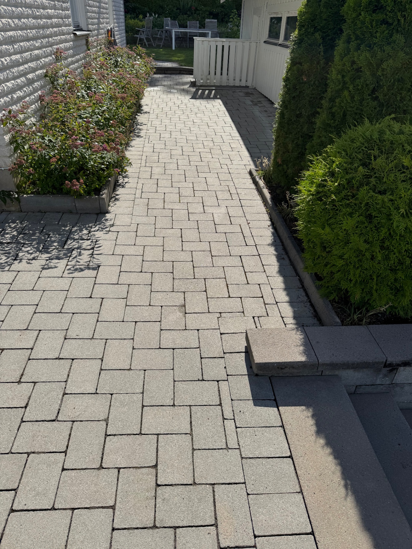 Efter altantvätt – Stenplattor runt villa i Linköping av Altano i Linköping